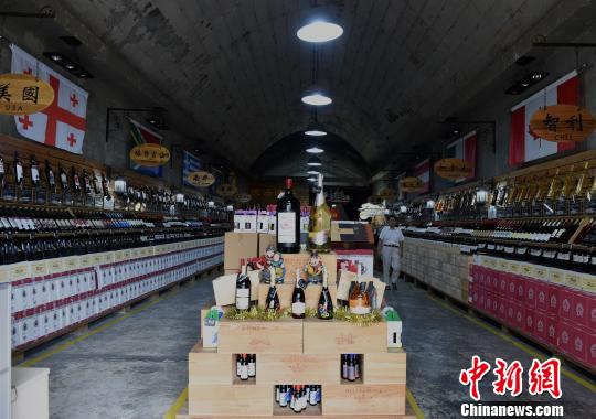 冬暖かく、夏涼しい防空壕を利用したワインセラー　重慶