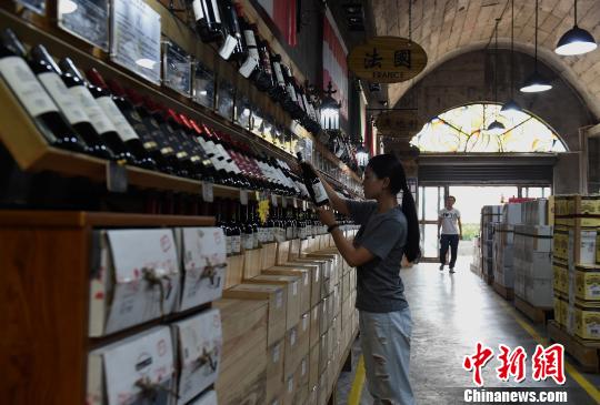 冬暖かく、夏涼しい防空壕を利用したワインセラー　重慶