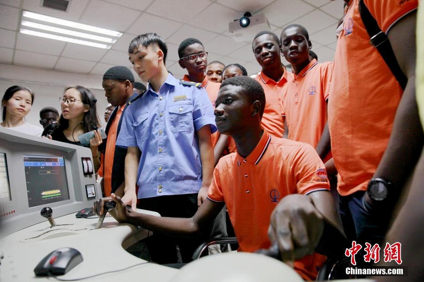ナイジェリア人留學(xué)生が西安の高速鉄道車両メンテナンス工場を見學(xué)