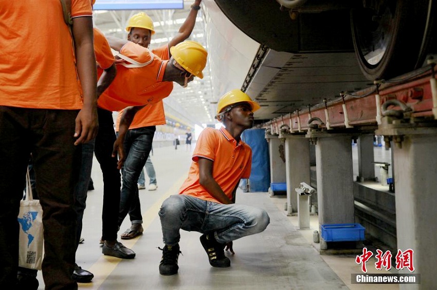 ナイジェリア人留學生が西安の高速鉄道車両メンテナンス工場を見學