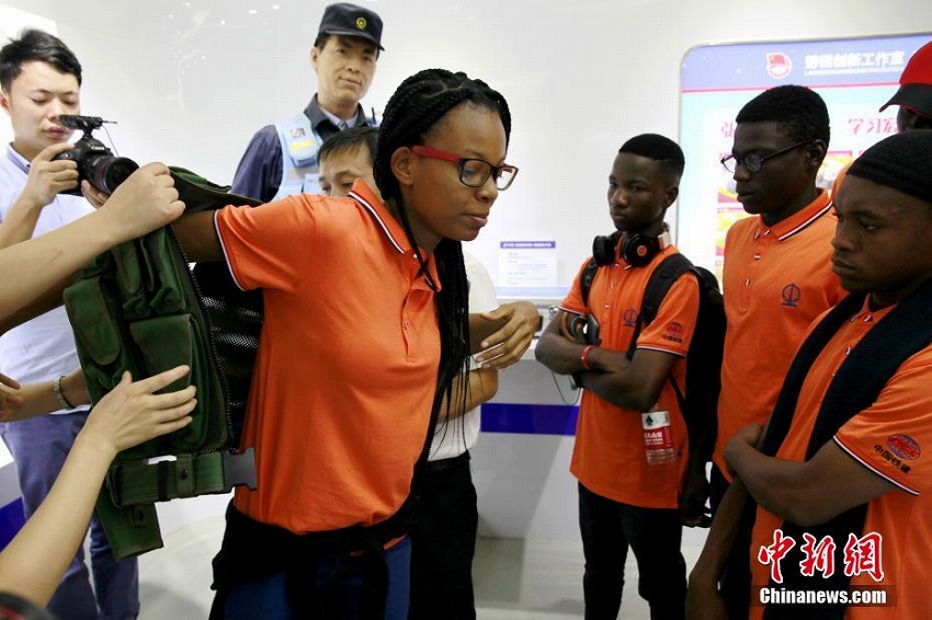 ナイジェリア人留學(xué)生が西安の高速鉄道車両メンテナンス工場を見學(xué)