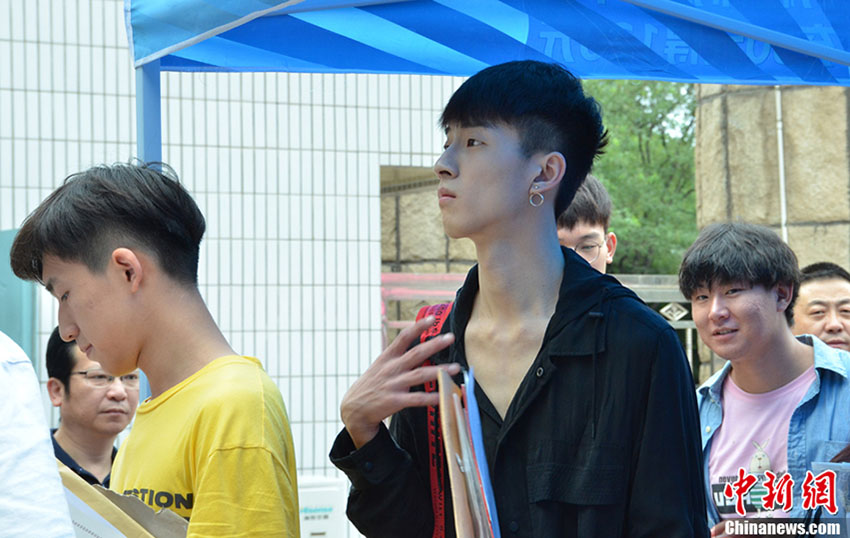 北京電影學(xué)院の新學(xué)期スタート！スターの風(fēng)格十分な新入生続々と