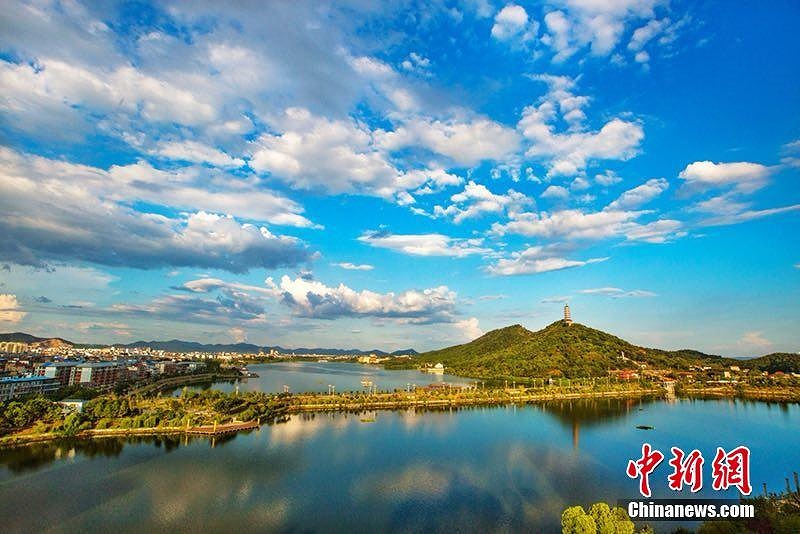 中國(guó)最大の淡水湖に広がる色鮮やかな夕焼け空