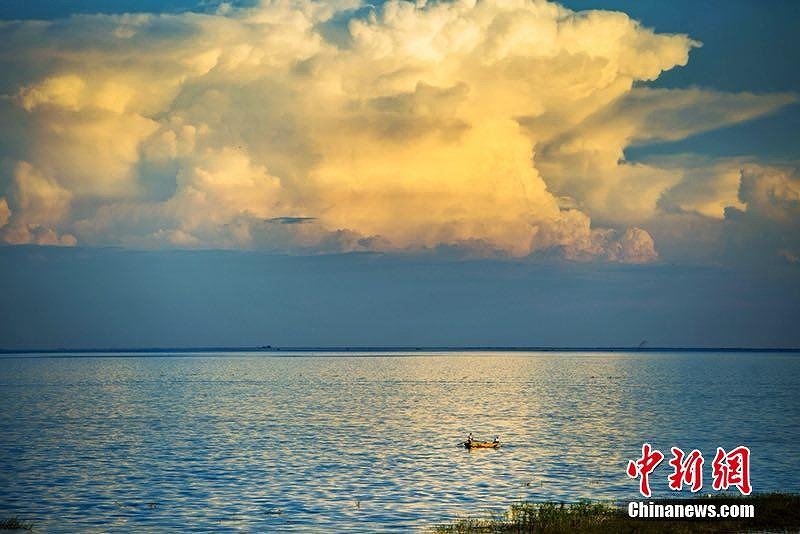 中國最大の淡水湖に広がる色鮮やかな夕焼け空