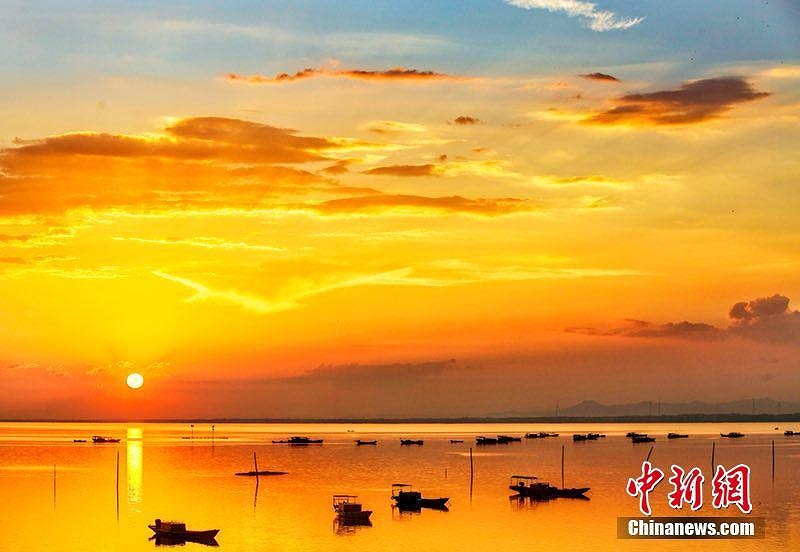 中國最大の淡水湖に広がる色鮮やかな夕焼け空