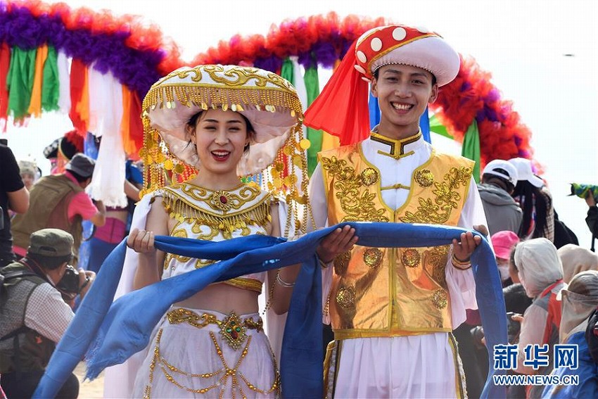 結(jié)婚の誓いは砂漠で！ユニークな砂漠の集団結(jié)婚式　內(nèi)蒙古