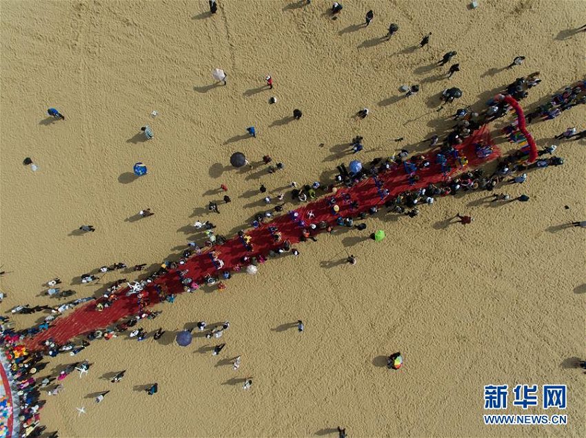 結(jié)婚の誓いは砂漠で！ユニークな砂漠の集団結(jié)婚式　內(nèi)蒙古