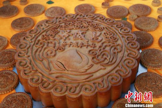 「長壽の郷」、約50キロの巨大月餅で中秋節(jié)祝う　河南省夏邑県