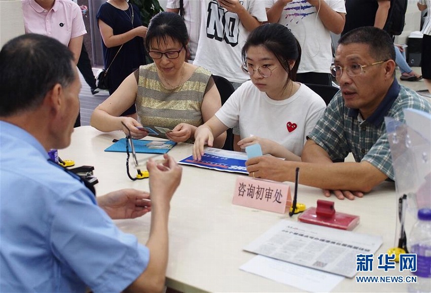 中國各地で香港?澳門?臺(tái)灣地區(qū)住民の居住証発給手続きスタート