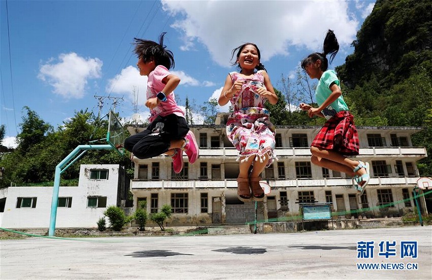 新學(xué)期迎えた重慶黔江區(qū)の山奧にある「小さな小學(xué)?！?></a></td></tr><tr><td class=