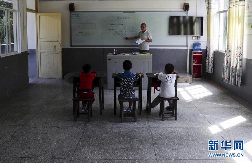 新學(xué)期迎えた重慶黔江區(qū)の山奧にある「小さな小學(xué)?！?></a></td></tr><tr><td class=