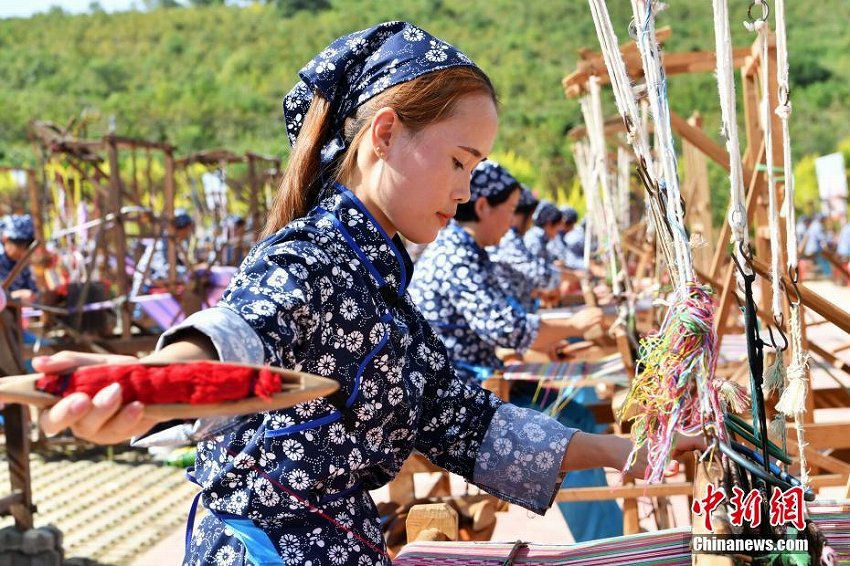 河北省太行山脈に「織姫」千人が集結(jié)し、機(jī)織りイベント