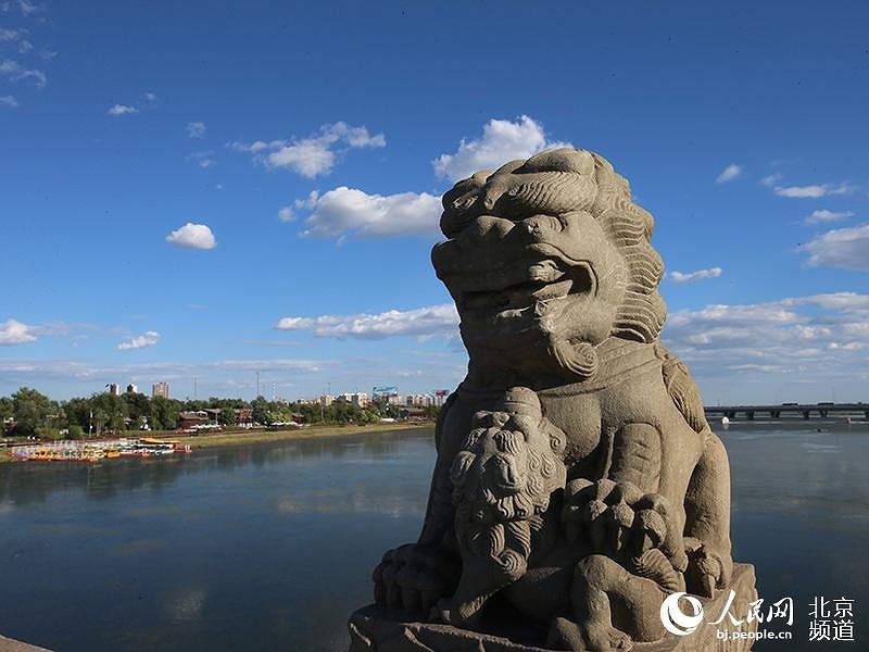 北京にサファイアのように澄みきった青空広がる