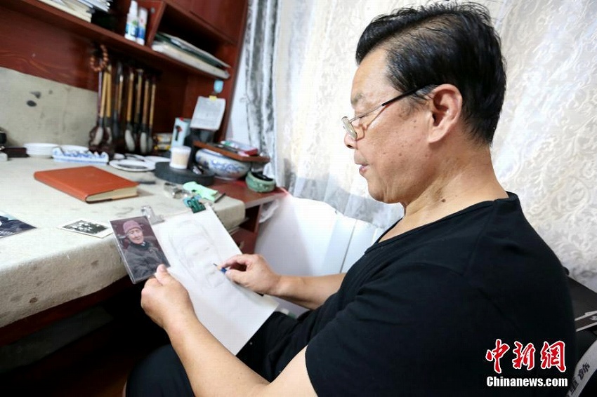 西安の60代男性が母親のために描き続けた肖像畫