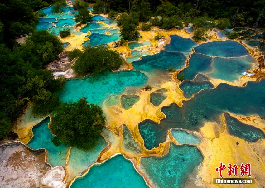まるで神話の世界のような美しさ！上空から捉えた四川省の絶景