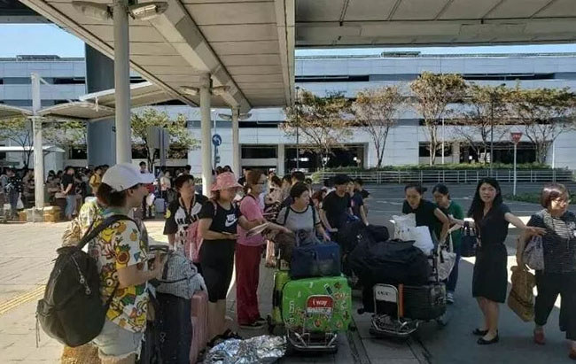 臺(tái)風(fēng)21號(hào)で関空に孤立の中國(guó)人を在大阪総領(lǐng)事館が全力で救助搬送