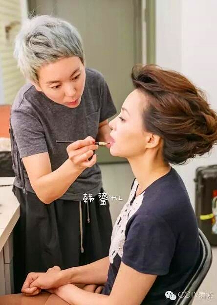 メイクアップ中のCCTV女性司會者の畫像が公開