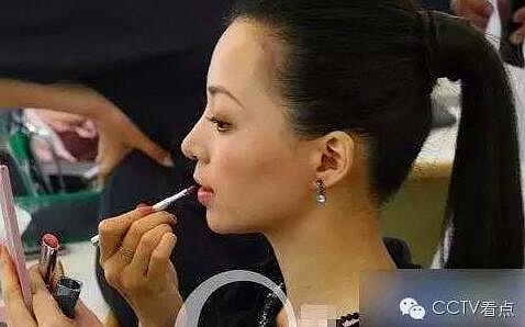 メイクアップ中のCCTV女性司會者の畫像が公開