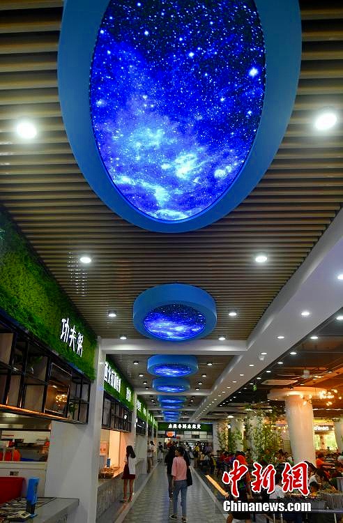 星空の下で學(xué)食はいかが？　福建省の大學(xué)食堂がリニューアル