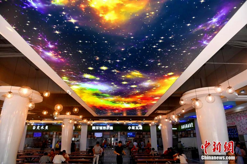 星空の下で學(xué)食はいかが？　福建省の大學(xué)食堂がリニューアル