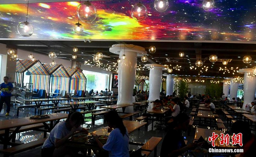 星空の下で學食はいかが？　福建省の大學食堂がリニューアル