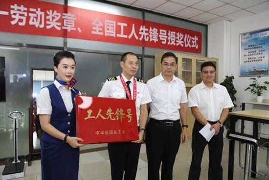 四川航空の「英雄」、劉伝健機長に全國五一労働奨章