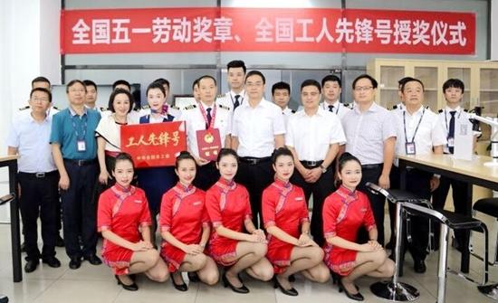 四川航空の「英雄」、劉伝健機(jī)長(zhǎng)に全國(guó)五一労働奨章