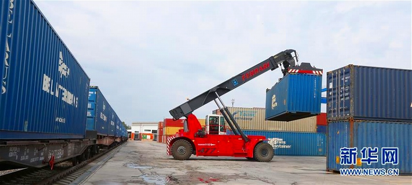 ベラルーシ産の乳製品積んだコンテナ車が初めて中國(guó)へ