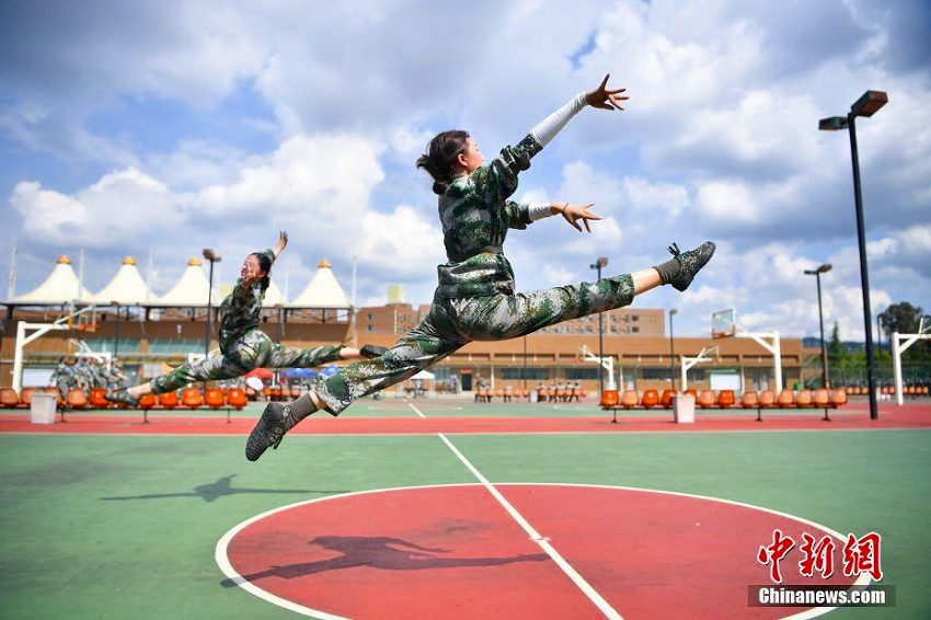 雲(yún)南蕓術(shù)學(xué)院の軍事訓(xùn)練で新入生が披露した美しいポージング