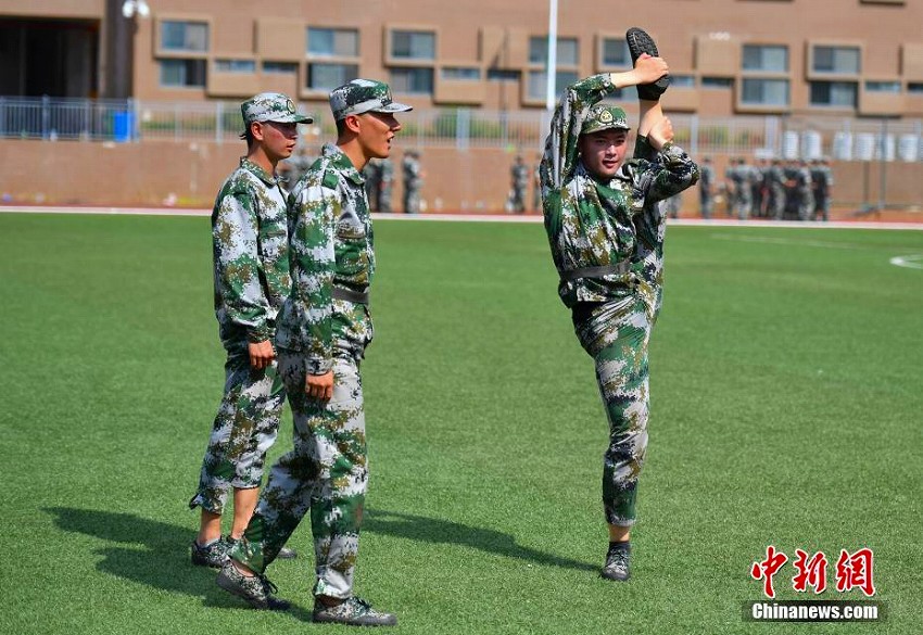 雲(yún)南蕓術(shù)學(xué)院の軍事訓(xùn)練で新入生が披露した美しいポージング