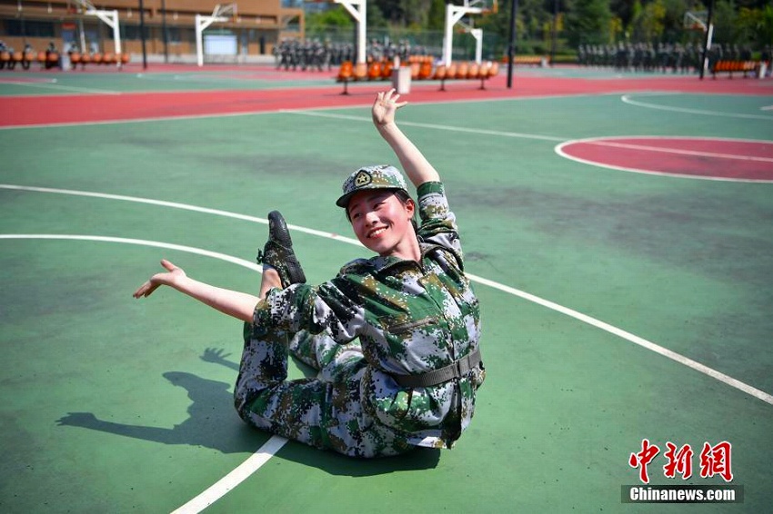 雲(yún)南蕓術(shù)學(xué)院の軍事訓(xùn)練で新入生が披露した美しいポージング