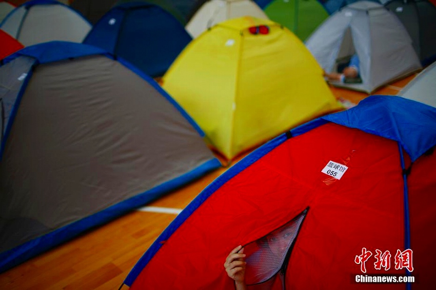 天津大學(xué)、7年連続で新入生に付き添う保護(hù)者向けに無償でテント提供