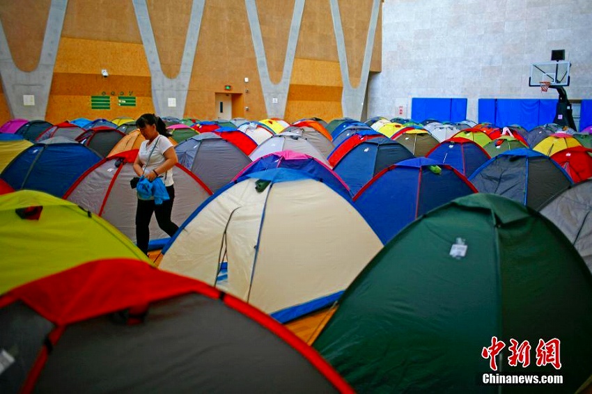 天津大學(xué)、7年連続で新入生に付き添う保護(hù)者向けに無(wú)償でテント提供