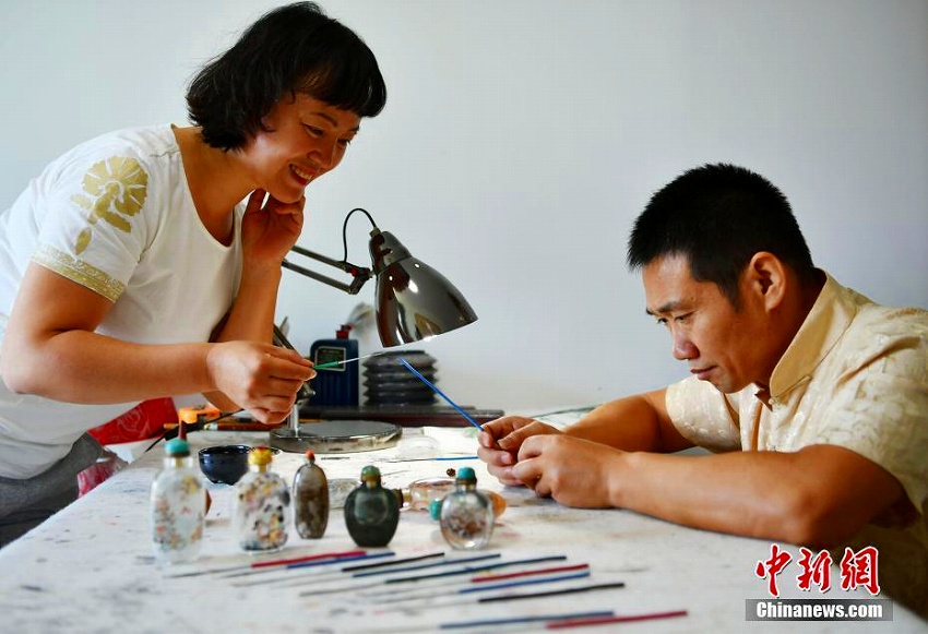 指先サイズの鼻煙壺に鳥(niǎo)167羽　「內(nèi)畫(huà)」の超絶技巧