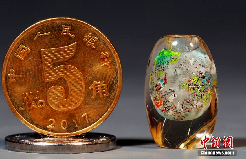 指先サイズの鼻煙壺に鳥(niǎo)167羽　「內(nèi)畫(huà)」の超絶技巧