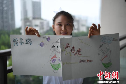 闘病生活をイラストに描き、人々の注意促す尿毒癥患者の女性　重慶市