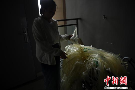 闘病生活をイラストに描き、人々の注意促す尿毒癥患者の女性　重慶市