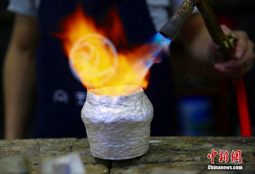 伝統(tǒng)技術(shù)を継承する若い銀細(xì)工職人　湖南省