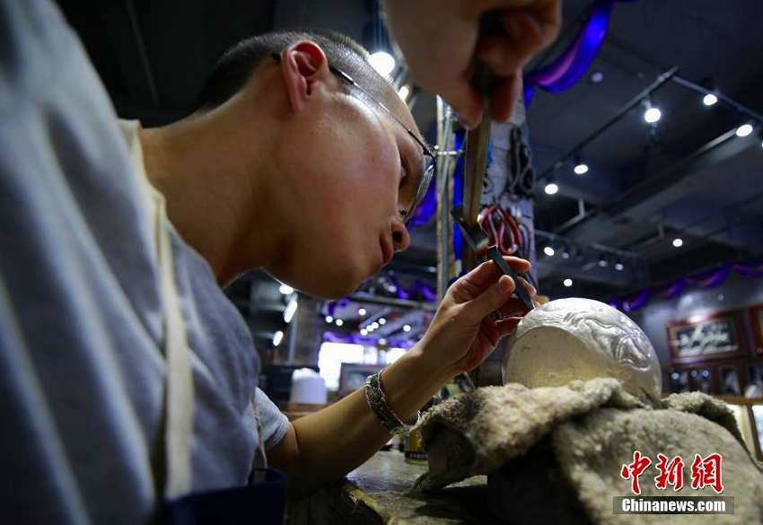 伝統(tǒng)技術(shù)を継承する若い銀細(xì)工職人　湖南省