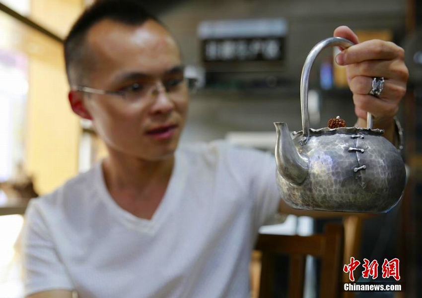 伝統(tǒng)技術(shù)を継承する若い銀細(xì)工職人　湖南省