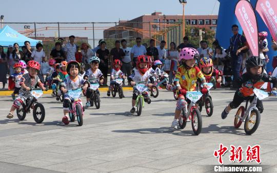 チビッ子ライダーの熱き戦い！江西省でキッズランニングバイク大會(huì)　