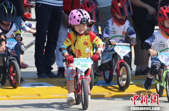 チビッ子ライダーの熱き戦い！江西省でキッズランニングバイク大會　