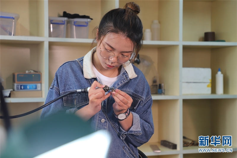 時代ドラマで注目の伝統(tǒng)ジュエリー　伝統(tǒng)工蕓學ぶ昆明の大學生たち