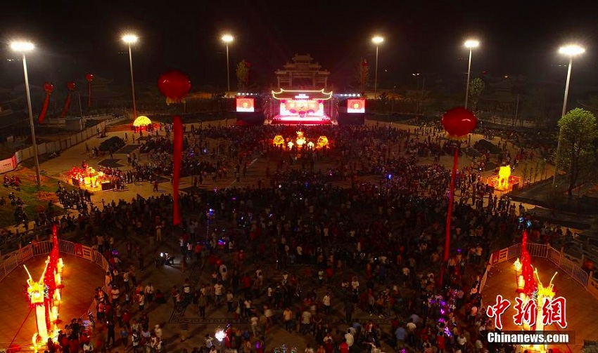 観光客十數(shù)萬人が訪れる西山萬壽宮廟會を空撮　江西省