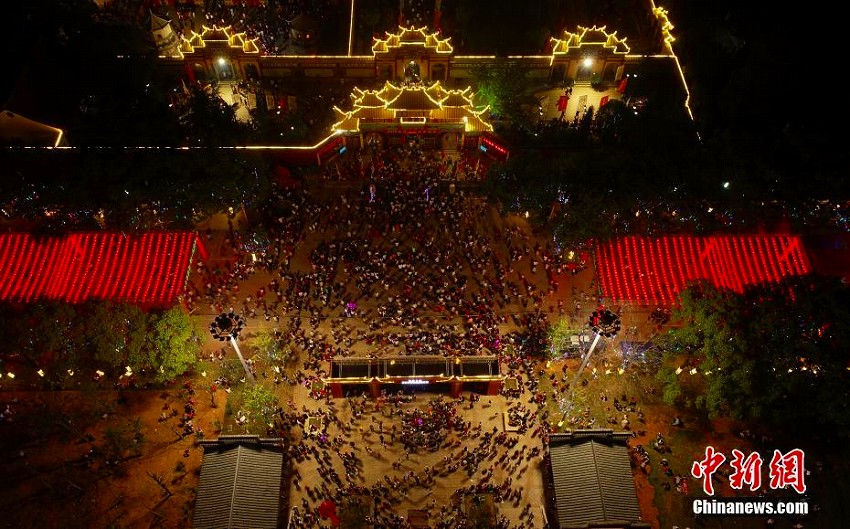 観光客十數(shù)萬人が訪れる西山萬壽宮廟會を空撮　江西省