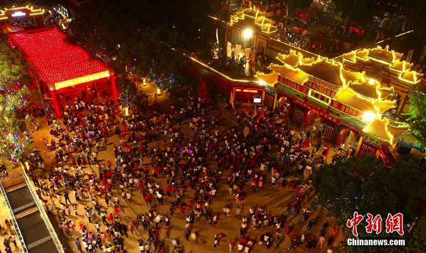 観光客十數萬人が訪れる西山萬壽宮廟會を空撮　江西省