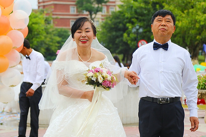 四川省の學(xué)校、教師のために合同結(jié)婚式　