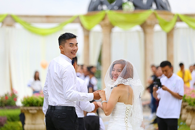 四川省の學校、教師のために合同結婚式　