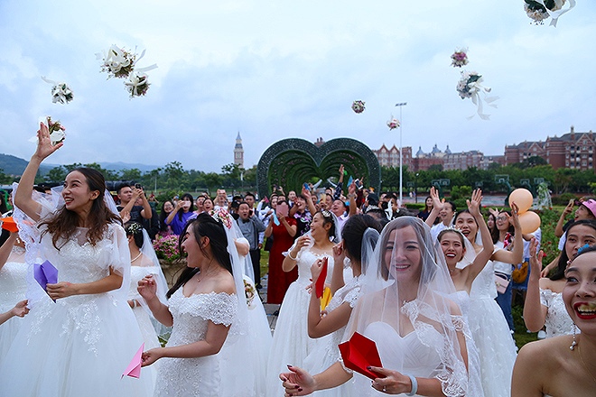 四川省の學(xué)校、教師のために合同結(jié)婚式　