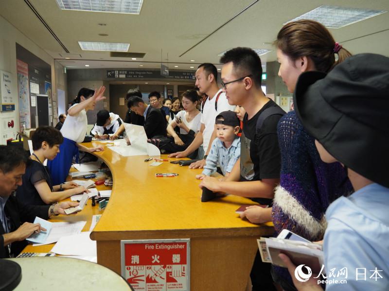 臺(tái)風(fēng)の影響で足止めされていた中國人旅客ら、空路や海路で帰國の途に